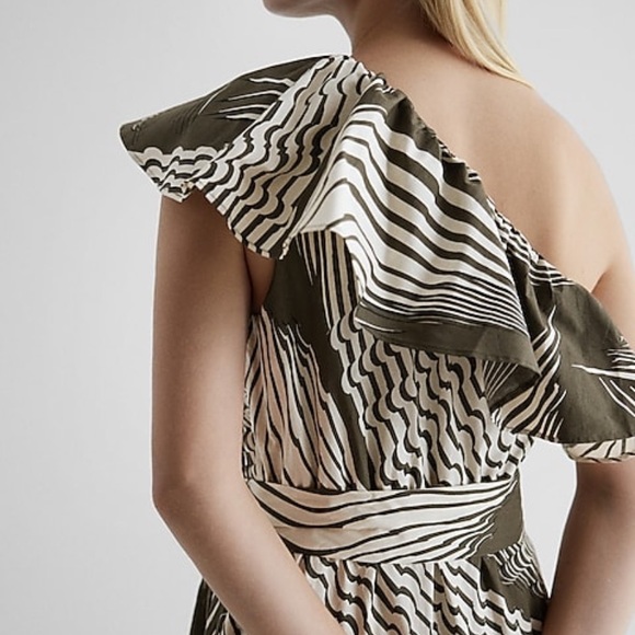 One Shoulder Ruffle Maxi - Picture 5 of 6